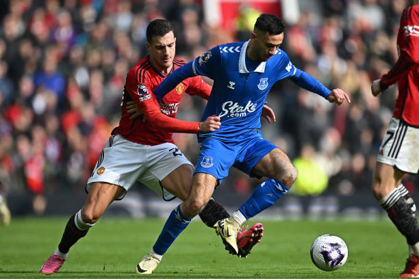Thực chất, McNeil không phải là một cái tên xa lạ đối với Man Utd, bởi anh đã trưởng thành từ lò đào tạo Carrington trước khi chuyển sang đội trẻ của Burnley vào năm 2014.