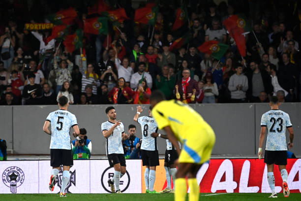 Vì vậy, hiển nhiên "Selecao châu Âu" là đội được đánh giá cao hơn, nhưng thực tế thì cả hai đội đã tạo nên một thế trận tương đối cân bằng.