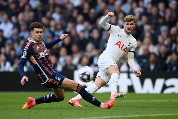 Cuối tuần qua, trong khi những đội bóng cạnh tranh trực tiếp như Aston Villa hay Manchester United đều mất điểm, Tottenham Hotspur đã không gặp nhiều khó khăn để giành chiến thắng trước Nottingham Forest.