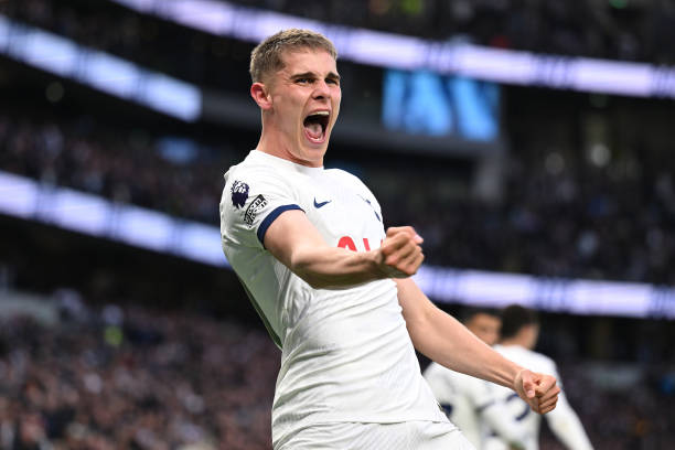 Ngoài ra, De Ven còn đóng một vai trò quan trọng trong quá trình Tottenham xây dựng lối chơi, với tổng cộng 67/71 đường chuyền chính xác, 9 đường chuyền vào khu vực 1/3 cuối sân và 3/4 đường chuyền dài đúng địa chỉ.