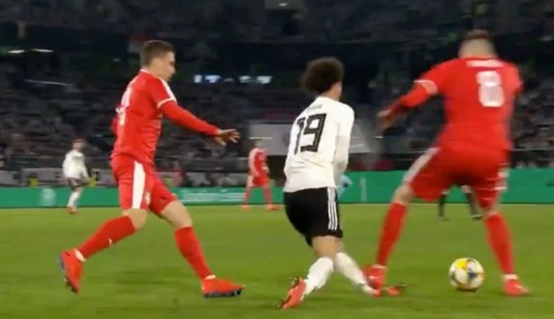 Pha bóng nguy hiểm khiến Sane gặp chấn thương.