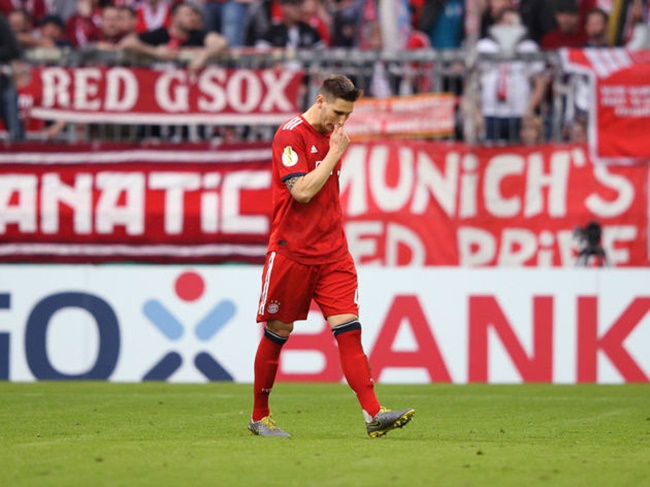 Sule nhận thẻ đỏ ngay từ rất sớm.