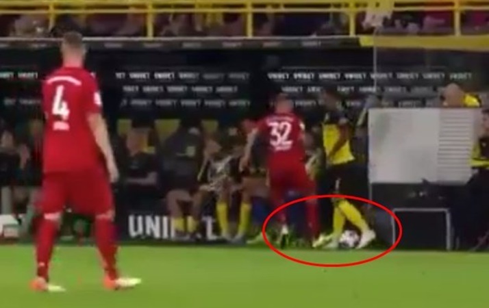Tình huống xô xát giữa Joshua Kimmich và Jadon Sancho khiến người của Dortmund cảm thấy bất bình.