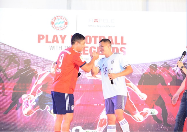 Đáng chú ý là vào tháng 4/2019, Elber trở thành đại sứ của Bayern đến Việt Nam giao lưu, gặp gỡ tiền đạo ĐTQG, Nguyễn Anh Đức.