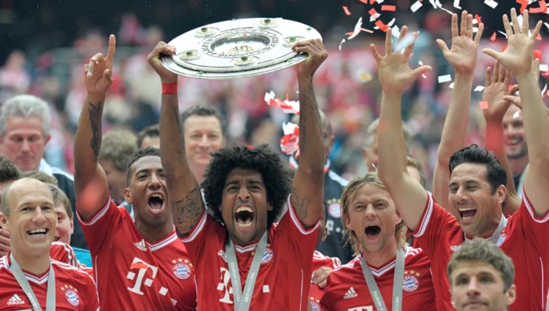 Trong mùa giải 2012-2013, trung vệ người Brazil có thời lượng thi đấu chỉ thua kém Manuel Neuer và Philipp Lahm. Đó cũng là năm đáng nhớ khi cầu thủ đang chơi cho Lille giành được cú ăn ba cùng Bayern.