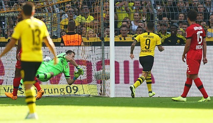 Ngoài cuộc đua vô địch Bundesliga, sự cạnh tranh cá nhân giữa Alcacer và Lewandowski rất đáng để chú ý.