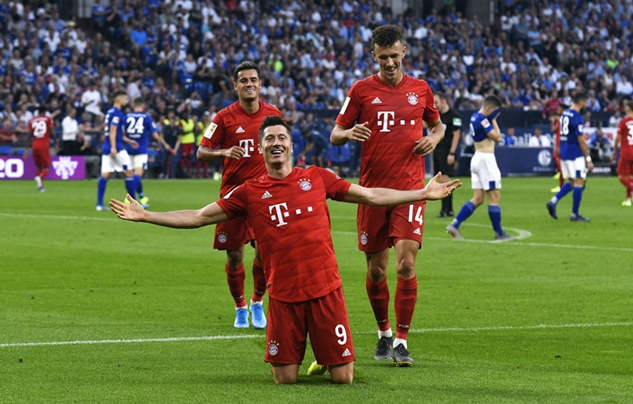 Dù chân sút người Ba Lan đã 31 tuổi nhưng Bayern vẫn phụ thuộc nhiều tài làm bàn của số 9. Sau 4 vòng tại Bundesliga, Lewandowski đã ghi được 7 bàn thắng, trong đó có cú hat-trick vào lưới Schalke 04.