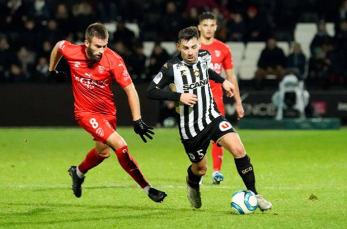 Sự xuất sắc của Thomas Mangani trở thành nguyên nhân quan trọng để Angers đánh bại Nimes. Mangani là cái tên ghi bàn duy nhất trong trận.