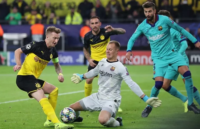 Trong khung gỗ, Marc-Andre Ter Stegen đang dùy trì phong độ tốt hơn hẳn so với một Roman Burki thường mắc nhiều sai lầm.
