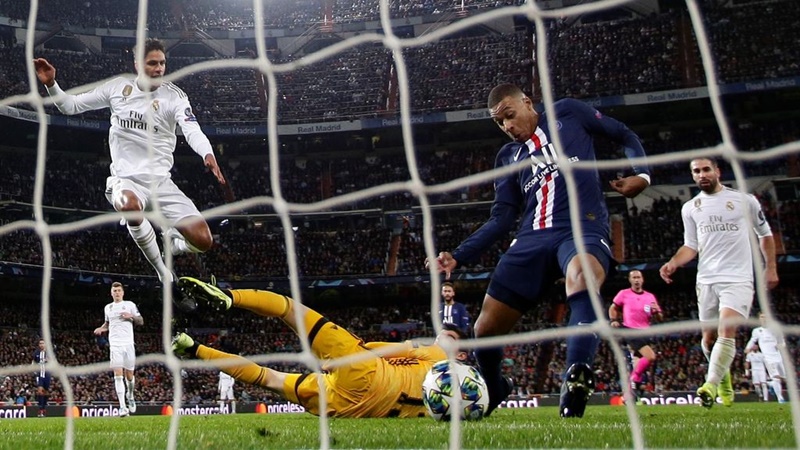 Sau đó, Courtois đã mắc sai lầm vì phối hợp thiếu ăn ý với Raphael Varane tạo điều kiện cho Mbappe ghi bàn.