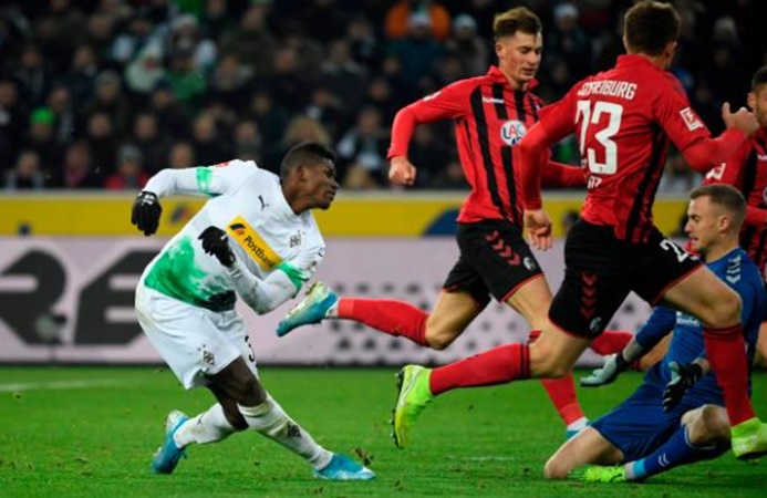 Chuỗi ngày thăng hoa của Gladbach chưa dừng lại. Breel Embolo đã duy trì niềm vui cho đội bóng chủ quản bằng cách đóng góp 2 bàn thắng kèm 1 đường chuyền dọn cỗ trước Freiburg.