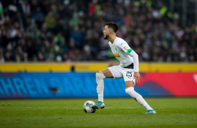 Ramy Bensebaini dù thi đấu trong vai trò hậu vệ cánh trái nhưng anh thường xuyên dâng cao tấn công, đóng vai trò chủ đạo trong lối chơi của Gladbach trước Freiburg.