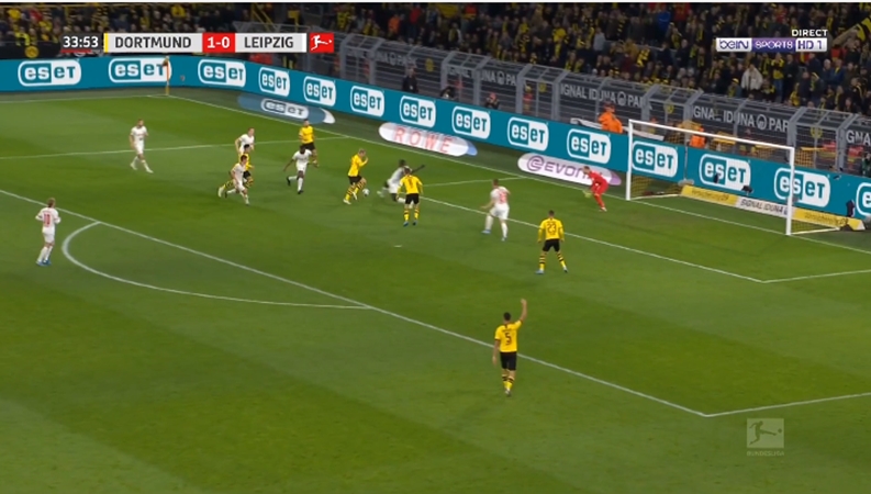 Nhận bóng từ Jadon Sancho, tân binh của Dortmund khéo léo xoay compa vượt qua sự truy cản của hậu vệ.
