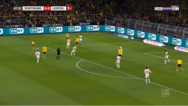 Cú sút xa trái phá của Julian Weigl đã giúp đại diện vùng Ruhr mở tỉ số. Đây là pha dứt điểm tốt của cầu thủ người Đức bởi nó đi với lực rất mạnh và có quỹ đạo khó chịu.