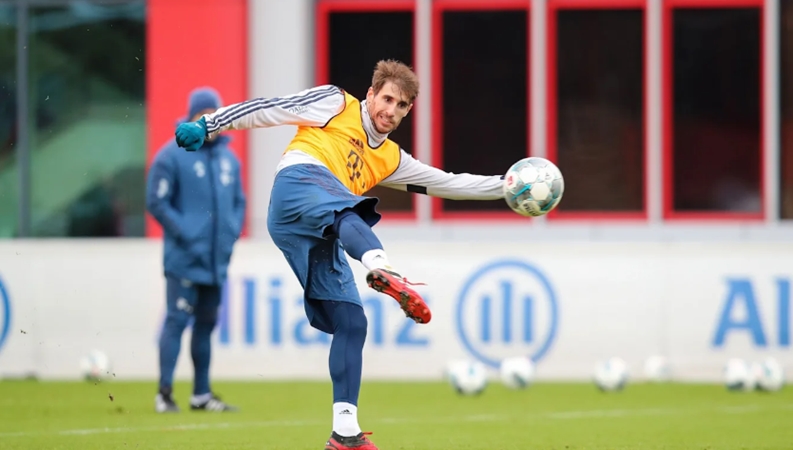 Trước thềm cuộc đối đầu này, Die Roten đón chào sự trở lại của Javi Martinez. Song, họ nhận hung tin về 6 trụ cột khác.