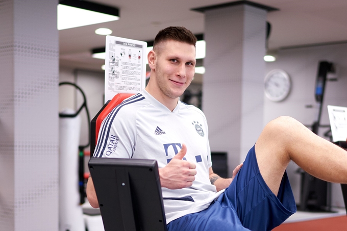 Niklas Sule là trường hợp vắng mặt đầu tiên vì chấn thương dây chằng ở đầu gối. Hình ảnh cho thấy trung vệ người Đức đã có những buổi tập trong phòng gym nhưng anh chưa tìm lại thể trạng lý tưởng nhất để ra sân.