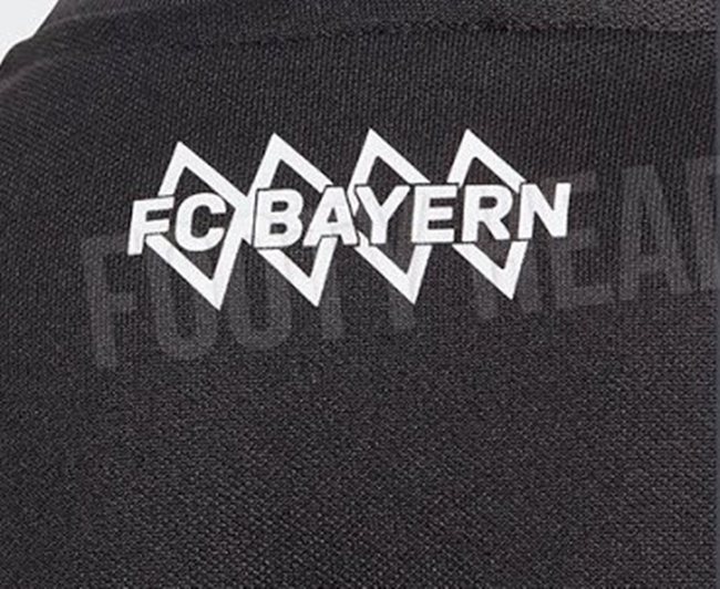 Bayern đồng loạt in dòng chữ đó trên 2 màu áo trên sân nhà (đỏ) lẫn sân khách (đen).