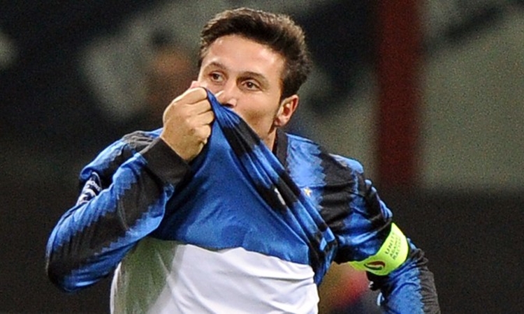 Juventus tự hào vì lòng trung thành của Buffon, Inter có gương mặt tương tự mang tên Javier Zanetti. Ngôi sao người Argentina là mẫu hậu vệ công thủ toàn diện, sở hữu thể lực dồi dào.