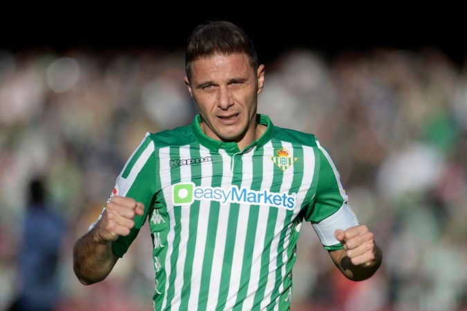Lúc này, Joaquin đã 38 tuổi nhưng anh vẫn thi đấu thăng tại Real Betis. Mùa giải năm nay, lão tướng này đã đóng góp 10 bàn thắng và 2 kiến tạo trên mọi đấu trường.