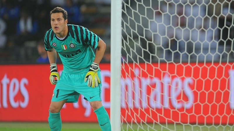 Julio Cesar từng là 1 trong những thủ thành hay nhất thế giới. Năm 2010, anh đã giành cú ăn ba lịch sử với Inter MIlan cùng Mario Balotelli.