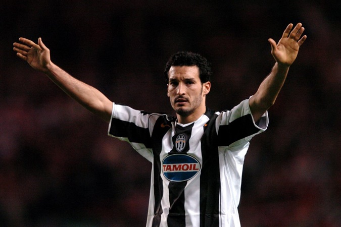 Gianluca Zambrotta đến Barcelona sau khi dứt áo Juventus. Tại Nou Camp, hậu vệ người Ý chỉ bỏ túi mỗi danh hiệu siêu cúp Tây Ban Nha.