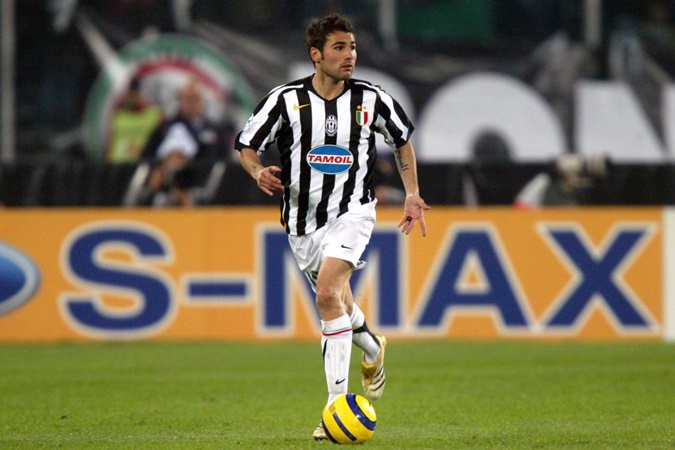 Khác với các gương mặt kể trên, Adrian Mutu vẫn thi đấu tại Serie A và điểm đến anh chọn là Fiorentina. Ở một môi trường ít áp lực hơn, Mutu thực sự đã tỏa sáng.