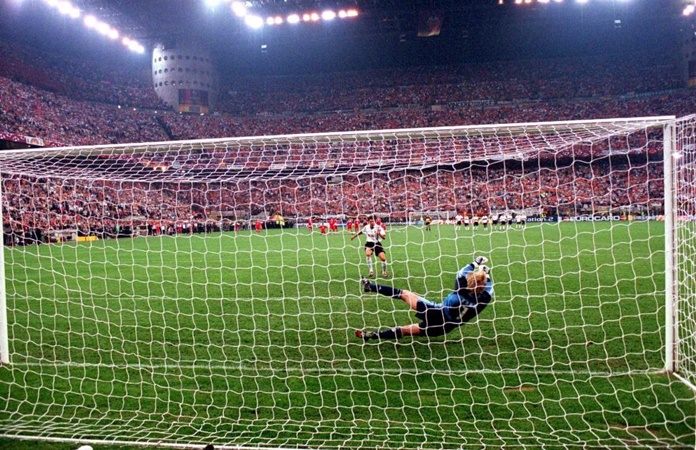 Mùa giải 2000/01, Bayern từng vô địch Champions League sau khi đánh bại Valencia trên loạt đấu súng. Oliver Kahn chính là người hùng khi thực hiện các tình huống cứu thua từ khoảng cách 11 mét.