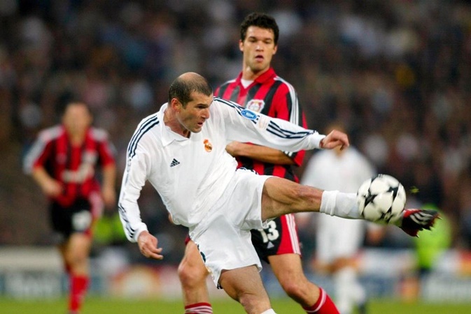 Zinedine Zidane từng tạo nên khoảnh khắc thiên tài tại Champions League. Anh thực hiện cú volley chuẩn mực vào lưới Bayer Leverkusen giúp Real vô địch ở mùa giải 2001/02.
