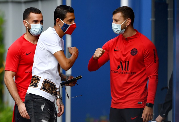Dàn sao PSG trở lại sân tập. Việc đeo khẩu trang là điều hiển nhiên vào lúc này.