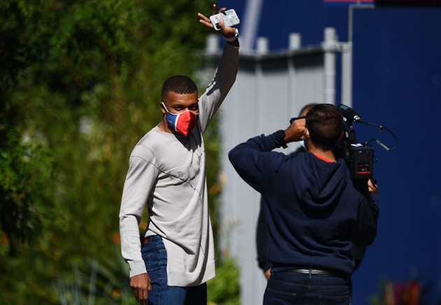 Kylian Mbappe luôn trở thành tâm điểm.