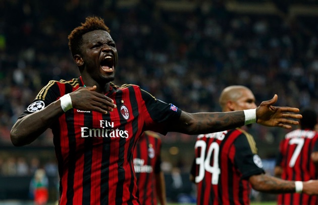 Sulley Muntari nổi bật trong màu áo Inter Milan nhưng anh chẳng thể hiện điều tương tự ở AC Milan. 3 năm chơi cho nửa đỏ thành MIlan, Muntari ra sân 83 lần.