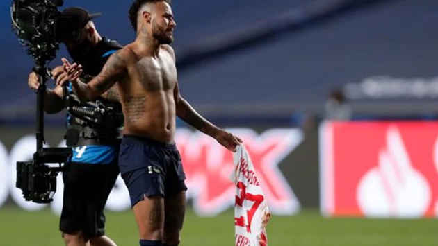 Neymar trao đổi áo với Halstenberg sau trận.
