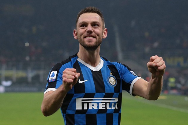 Stefan de Vrij luôn là sự lựa chọn số 1 trong mắt HLV Antonio Conte tại trung tâm hàng thủ.