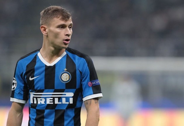 Nicolo Barella chính là mẫu tiền vệ ưa thích của Conte. Anh hoạt động theo trục dọc không biết mệt mỏi khi vừa đóng góp cho mặt trận tấn công vừa hỗ trợ phòng ngự.