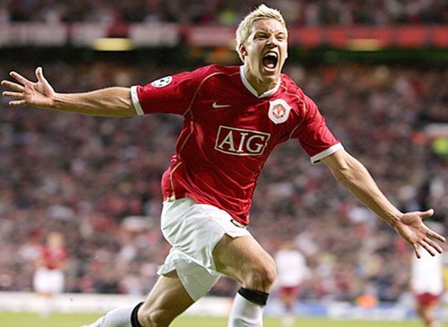 2004 - Alan Smith (Man Utd): Không giống Van Nistelrooy, sự nghiệp của Alan Smith diễn ra không quá suôn sẻ tại Man Utd sau bàn thắng ra mắt ở trận siêu cúp Anh.