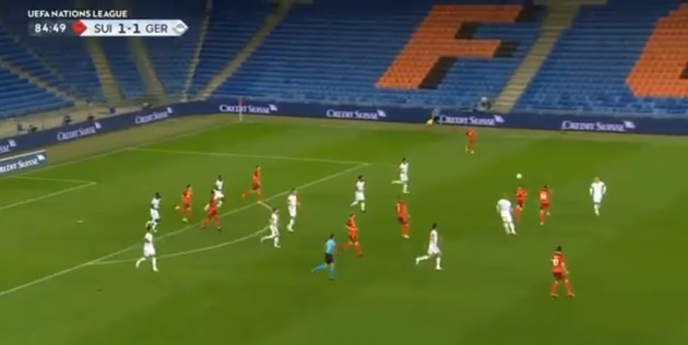 Một cái bóng áo đỏ nhanh chóng giành lại bóng và đánh đầu ngược về cho đồng đội để tái tổ chức tấn công.