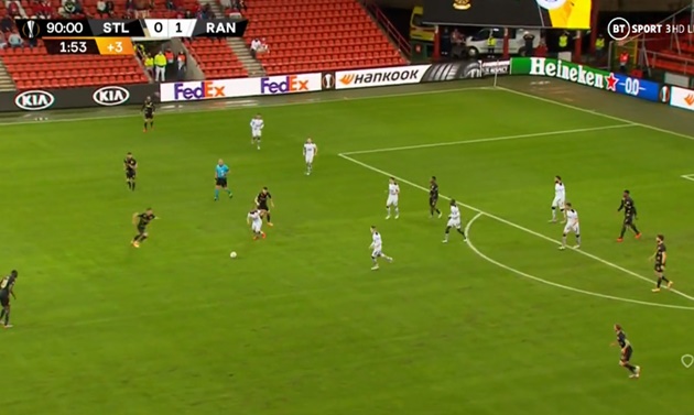 Trong trận đấu giữa Standard Liege và Rangers tại Europa League mới đây vừa xuất hiện một bàn thắng để đời.