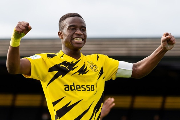 Năm 11 tuổi, "viên ngọc thô" sinh năm 2004 đã chuyển đến Dortmund chơi bóng. Tài năng thiên bẩm của sao mai này nhanh chóng được ban lãnh đạo chú ý. Moukoko có trận ra mắt U17 Dortmund khi bước qua tuổi 12.