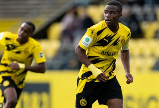 Bước sang tuổi 14, "ngọc quý" tại Signal Iduna Park ra mắt U19 Dortmund. Moukoko tiếp tục "phá đảo" bằng phong độ siêu khủng với 51 bàn sau 32 trận.