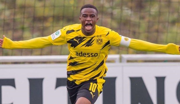 NHM làng túc cầu hẳn chưa biết nhiều về Moukoko nhưng tại Signal Iduna Park, chân sút người Đức được ví như "thần đồng" hiếm có.