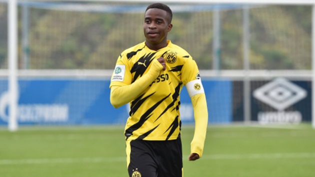 Tại U17 Dortmund, Moukoko đóng góp 90 bàn thắng sau 56 trận. Những người đàn anh lớn hơn hoàn toàn bất lực và thán phục trước tài năng của tiền đạo trẻ này.