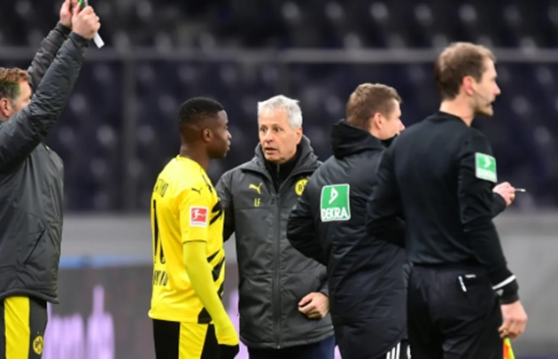 Lịch sử Bundesliga cuối cùng đã sang trang. Moukoko ra sân trước Hertha Berlin ở độ tuổi 16 và 1 ngày. Điều đó giúp cầu thủ người Đức trở thành cái tên trẻ nhất thi đấu tại sân chơi này.