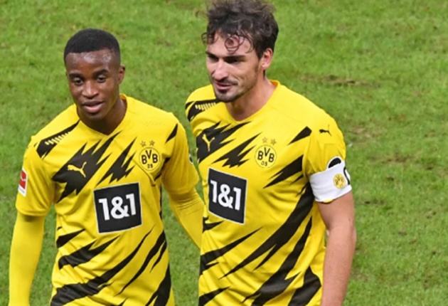 Đương nhiên, Moukoko cũng chính thức xô đổ kỷ lục cầu thủ Dortmund trẻ nhất từng thi đấu tại Bundesliga của Nuri Sahin.