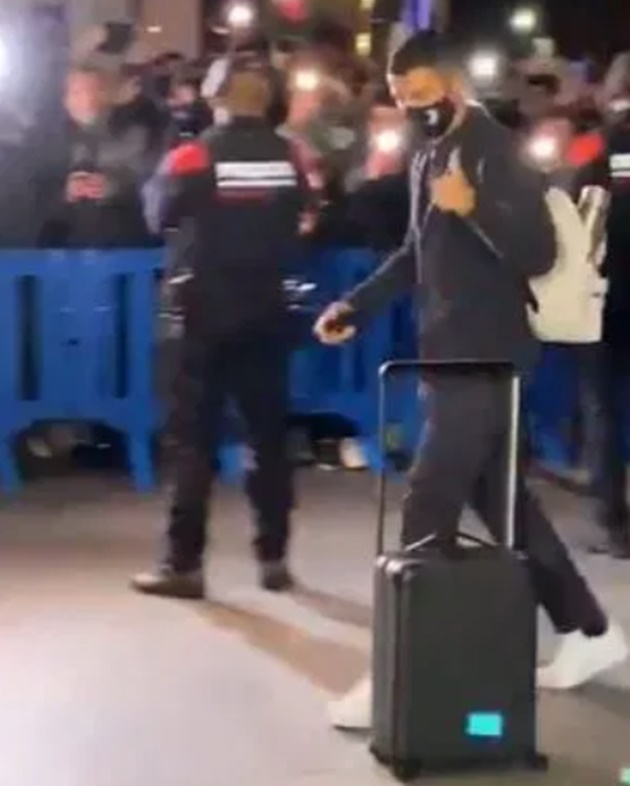 Ronaldo vui vẻ vừa di chuyển vừa đáp trả lại tình cảm của NHM.