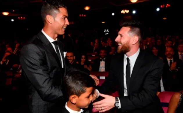 Kể từ thời điểm Ronaldo rời Real Madrid, đây sẽ là lần đầu tiên anh đối đầu với Messi. Và đây cũng là lần đầu tiên cả 2 được dịp chạm mặt ở vòng bảng Champions League.