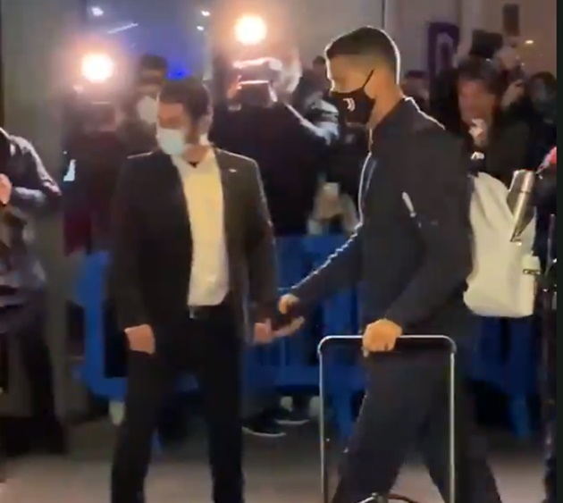 Do đó, đây là chuyến trở về TBN vô cùng hứa hẹn của Ronaldo. Ngay khi đặt chân đến vùng đất xứ đấu bò, CR7 đã được NHM chào đón nồng hậu.