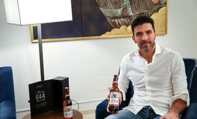 Tương tự như Kepa, Gianluigi Buffon nhận 2 chai bia từ thương hiệu quảng cáo chọn Messi làm người đại diện.