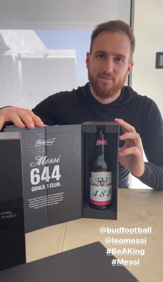 Trong khi đó, Jan Oblak "thảm" hơn 2 người đồng nghiệp. Vì Atletico thường xuyên gặp Barca tại La Liga nên thủ thành người Slovenia bị Messi khuất phục tận 10 lần.