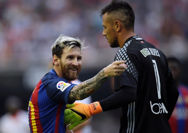 Sau tất cả, người ngậm nhiều trái đắng nhất chính là Diego Alves với 21 lần bị Messi hành hạ.