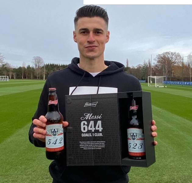 Kepa Arrizabalaga bị Messi sút tung lưới 2 lần nên ngôi sao thuộc biên chế Chelsea nhận 2 chai bia.
